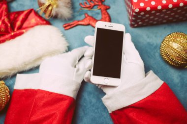 Oslo, Norveç - 05 Aralık 2016: açık mavi renkli meşgul Noel zamanında için Apple Iphone 7 smartphone cep telefonu ile üstten görünüm portre. Soyut dekorasyon boşaltmak x-mas kısa mesaj için boş ekran
