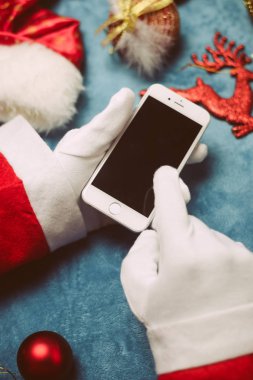 Oslo, Norveç - 05 Aralık 2016: açık mavi renkli meşgul Noel zamanında için Apple Iphone 7 smartphone cep telefonu ile üstten görünüm portre. Soyut dekorasyon boşaltmak x-mas kısa mesaj için boş ekran
