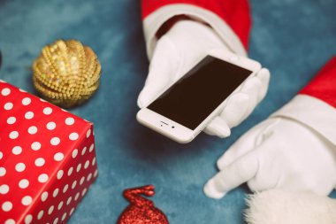 Oslo, Norveç - 05 Aralık 2016: açık mavi renkli meşgul Noel zamanında için Apple Iphone 7 smartphone cep telefonu ile üstten görünüm portre. Soyut dekorasyon boşaltmak x-mas kısa mesaj için boş ekran