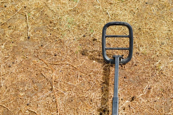 Electronic metal detector working on outdoors background. Closeup photography of searching process — Stock Photo, Image