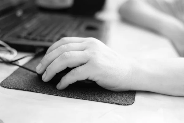 Black White Photography Closeup Hand Holding Computer Mouse Office Desk 免版税图库照片