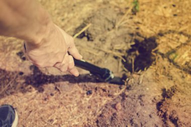 Elektronik metal dedektörü dışarıda çalışıyor. Arama sürecinin yakın çekim fotoğrafçılığı
