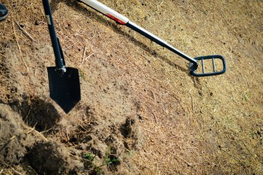 Elektronik metal dedektörü dışarıda çalışıyor. Arama sürecinin yakın çekim fotoğrafçılığı