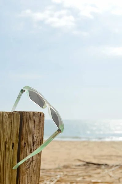 ビーチでサングラスを風化 設計を閉じます ツアー先の Advertisiment の自然な木製の背景に観光海辺の海岸ビュー — ストック写真