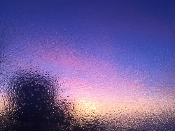 Verschwommenes nasses Glas heller bunter Hintergrund, glänzende flüssige Abstraktion Kopierraum — Stockfoto