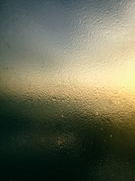 Vidro molhado borrado fundo colorido brilhante, espaço de cópia de abstração líquido brilhante — Fotografia de Stock