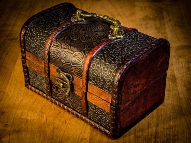 Göğüs para ve mücevher.