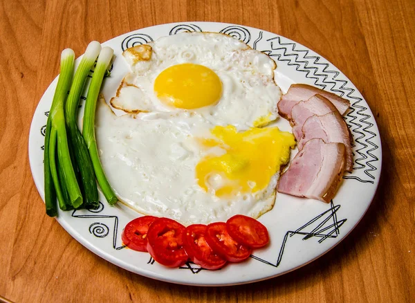 Breakfast of eggs and vegetables. — Stock Photo, Image