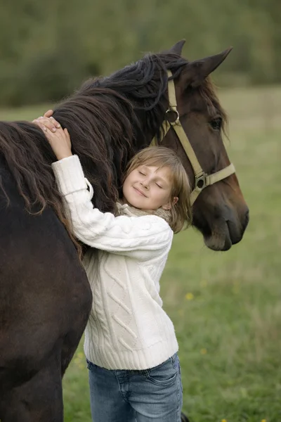 Ritratto di una giovane modella che abbraccia il collo del cavallo con gli occhi chiusi. Stile di vita — Foto Stock