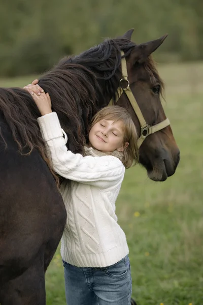Portré, fiatal lány modell, ölelést a ló nyakát, ő csukott szemmel. Életmód Jogdíjmentes Stock Fotók