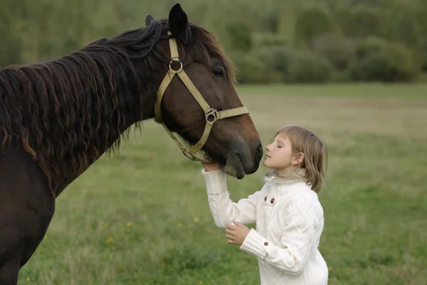 Fiatal lány modell kitépte az arcát, hogy ló. Életmód-portré Jogdíjmentes Stock Képek