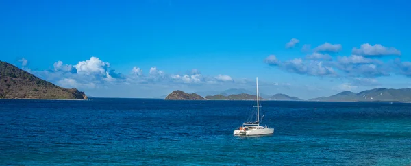 Aguas tranquilas de la bahía tropical — Foto de Stock