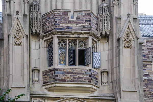 塔的中世纪城堡的墙壁窗台 — 图库照片