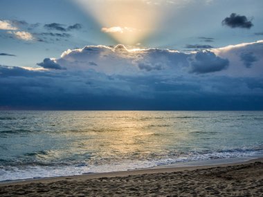 Okyanus plaj üzerinde gündoğumu