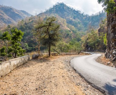 Yol Hindistan dağlarda