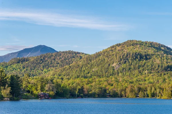 Mirror Lago de la aldea del lago Placid — Foto de Stock