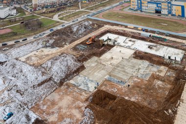 Kış inşaat sahasının üstü düzdü.