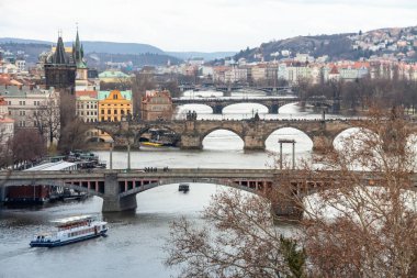 Hava manzaralı antik şehir manzarası Vltava nehri ve ünlü Bri