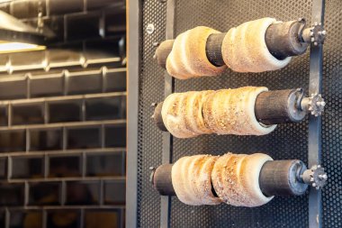 Geleneksel Çek tatlısını pişirme süreci trdelnik - p