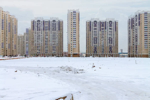 Σύγχρονη αστική πολυκατοικία χιονισμένη κρύα ημέρα του χειμώνα με χιόνι — Φωτογραφία Αρχείου