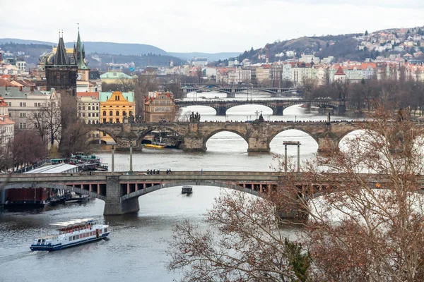 Hava manzaralı antik şehir manzarası Vltava nehri ve ünlü Bri
