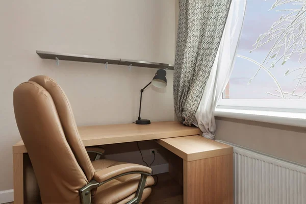 Закройте вид на домашний офис деревянным рабочим столом бежевого цвета. — стоковое фото