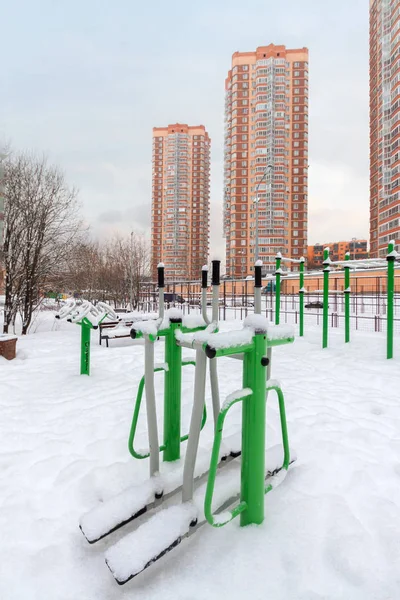Entrenamientos en parques de nieve de invierno para actividades deportivas y edificios de casas — Foto de Stock
