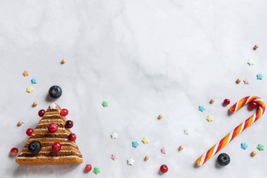Ev yapımı Noel ağacı şeklindeki ballı bisküvi kekinin üstünde