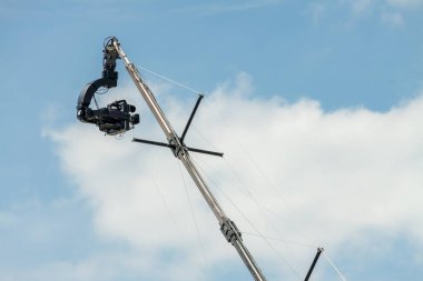 Açık havada, futbol maçında vinçteki dijital video kamera izole edilmiş mavi bulutlu arkaplan