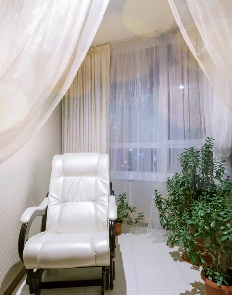 Крісло для відпочинку вдома та велика кімната квітковий горщик на фоні білої віконної завіси — стокове фото