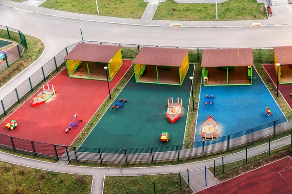 Vista aérea parque infantil y actividades deportivas zona residencial personas comunidad — Foto de Stock