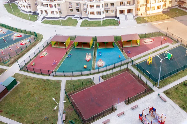 Vista aérea niños parque infantil y actividades deportivas zona residencial personas comunidad primavera — Foto de Stock