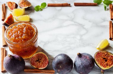 Çerçevelenmiş arka plan ve ev yapımı incir reçeli ya da reçelli marmelat mutfak mermer masası ve fotokopi alanı ile kesilmiş incir..