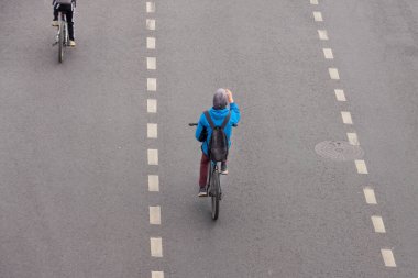 Hava görüntüsü aktif spor bisikletçisi beyaz çizgiler asfalt şehir yolu açık
