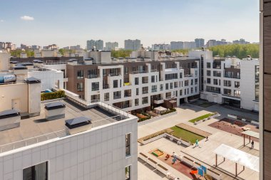 Yeni yerleşim yerlerindeki çocuklar için düz çatılı ve oyun parklı düşük katlı bir bina. Kentsel gelişim konsepti resmi