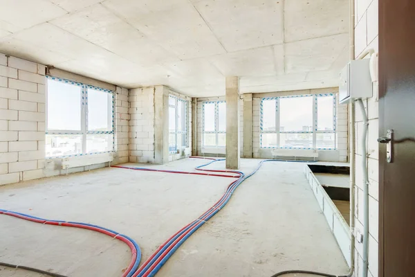 Pencereleri ve beyaz tuğlalı duvarı olan rekonstrüksiyon altındaki apartman