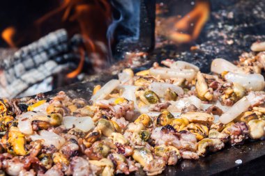 Açık havada ateşte kızartılmış deniz salatası ızgarası. Sokak yemekleri ve yerel lezzetler. Çirkin lezzetli keto diyet aperatifi. Seçici odak.
