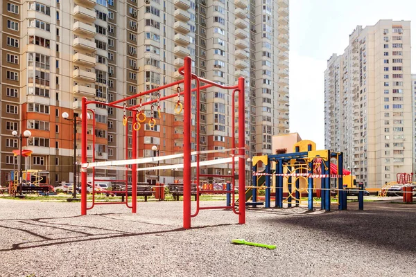 Çocuk parkı kapalı. Çocuk parkındaki apartman arka planına yasak. Coronavirus COVID-19 'un önlenmesi. Virüse karşı mücadele. Bahçede çocuk parkı yok..
