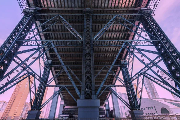 Abstrakte Urbane Szene Gebaute Struktur Einer Riesigen Modernen Metallbrücke Blauvioletten — Stockfoto
