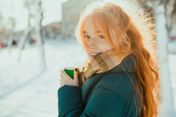 Porträtt Charmig Rödhårig Flicka Med Ett Sött Ansikte Flicka Poserar — Stockfoto