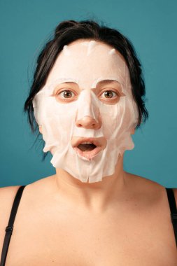 Mutlu artı beden kız tam bölüşüyor. Mutlu vücut pozitifliği. Vücudumu seviyorum. Beyaz nemlendirici maskeli çekici şişman kadın.