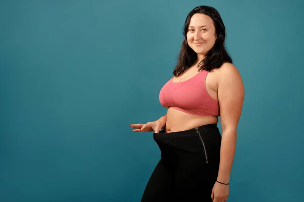 快乐加体形积极的女人快乐的身体正面的概念 我爱我的身体迷人的超重女人在镜头前摆姿势 从胖到瘦的前后概念 — 图库照片