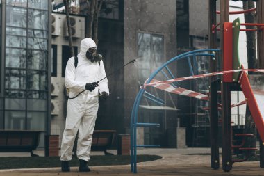 Koronavirüs salgınının ortasında oyun alanındaki temizlik ve dezenfeksiyon salgını. Dezenfeksiyon için profesyonel ekipler. Salgını önleme ve kontrol altına alma.,