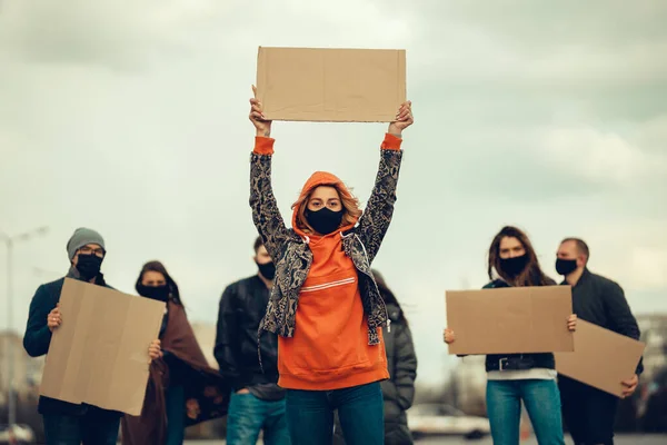 Grupo Pessoas Com Máscara Que Saiu Com Cartazes Para Protestar — Fotografia de Stock