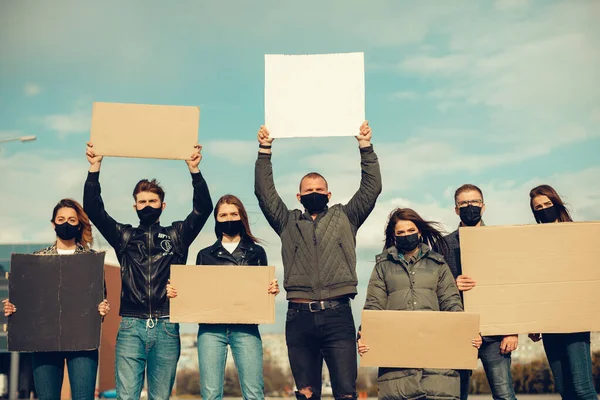 Maszkos Emberek Egy Csoportja Akik Plakátokkal Tiltakoztak Lakosság Koronavírus Elleni — Stock Fotó