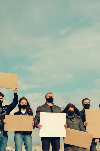 Grupo Pessoas Com Máscara Que Saiu Com Cartazes Para Protestar — Fotografia de Stock