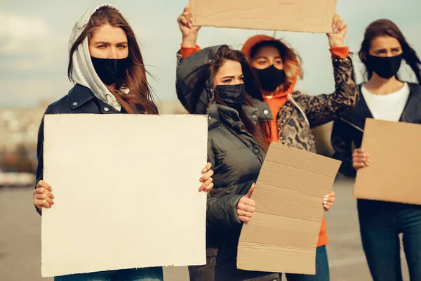 Maszkos Emberek Egy Csoportja Akik Plakátokkal Tiltakoztak Lakosság Koronavírus Elleni — Stock Fotó