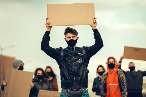 Grupo Pessoas Com Máscara Que Saiu Com Cartazes Para Protestar — Fotografia de Stock