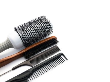 Beyaz arka planda izole edilmiş profesyonel tarakların bileşimi. Kuaför aletleri. Taraklar. Bir güzellik salonu için kompozisyon