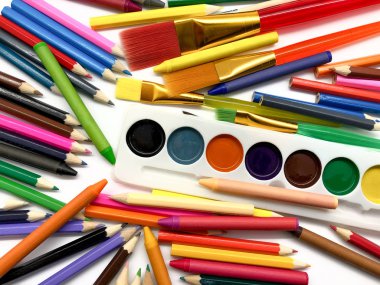 Çizim seti. Kalemlerin, boyaların ve fırçaların arka planı. Kırtasiye seti. Yaratıcılık için kompozisyon. Kalemler, fırçalar, boyalar. Resim yapmak.